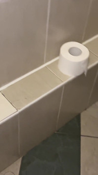 Compilatie van plassen in openbaar toilet! Voorgrond! POV!