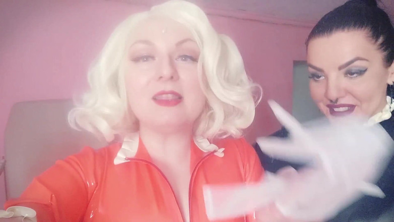 Arya Grander: ストッキング姿の自撮り動画