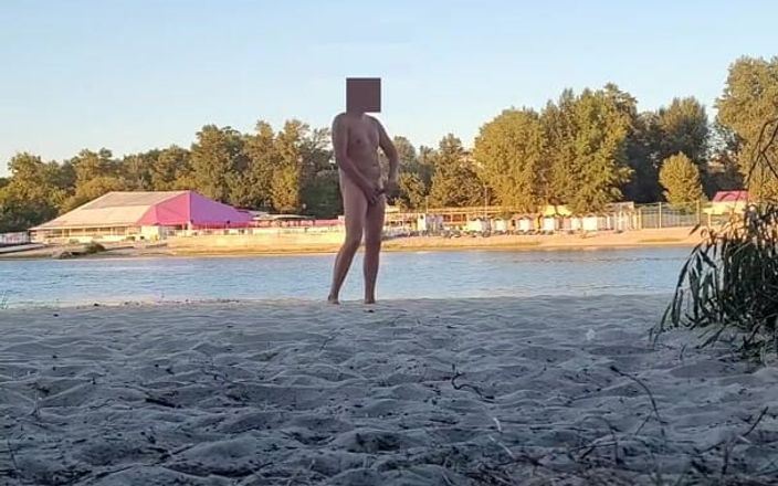 Wanker forever: Chlápek chčije, honění a stříkání na nudistické pláži