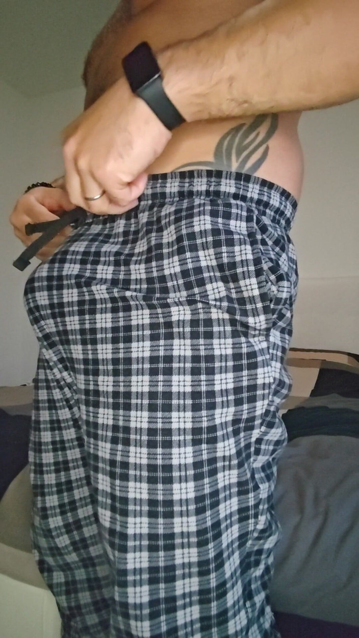 LupoNeroXL: Eu me masturbo no meu pau de pijama