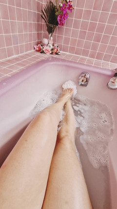 Daphnee Lecerf: Pocieranie stóp kwiatem kąpieli