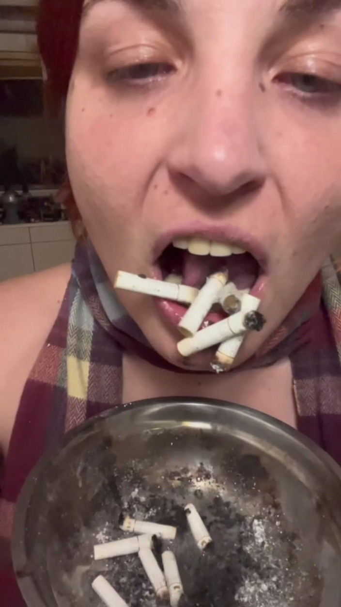 Elena917: Selbst humaner aschenbecher spuckt, aschenbecher, schmutziges gesicht