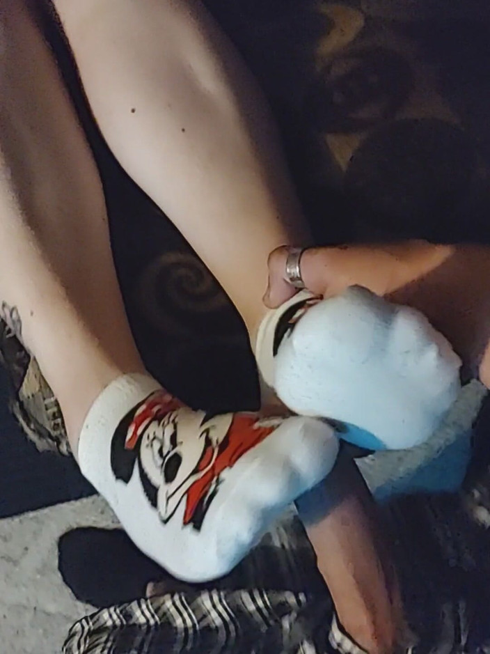 SocksAddict69: Sockjob - Minnie Mouse Sock Footjob - Yellow Ankle Sock Handjob - Cum
