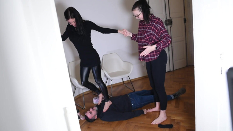 Czech Soles - foot fetish content: Este prinsă și pedepsită de două fete tinere cu picioarele