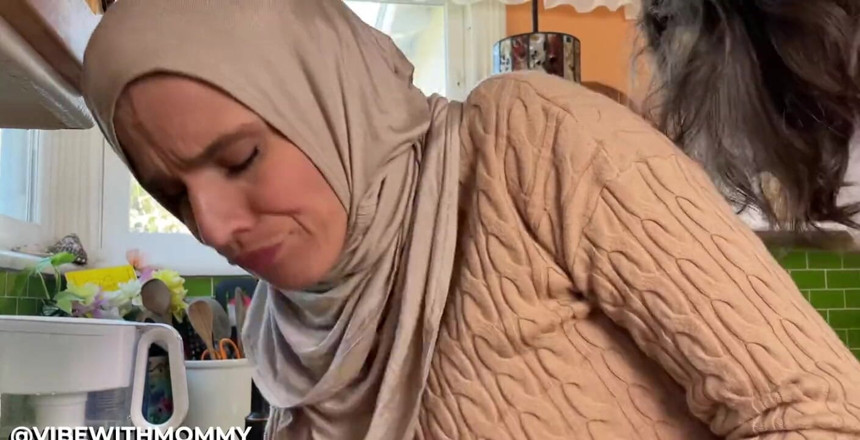 VibeWithMommy: Conservatieve vrouw Hijabi wordt door haar stiefzoon betrapt op het...