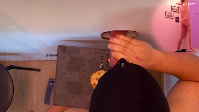 GLORYHOLEGAYS: Papà al gloryhole viene su un biscottino - e io ingoio...
