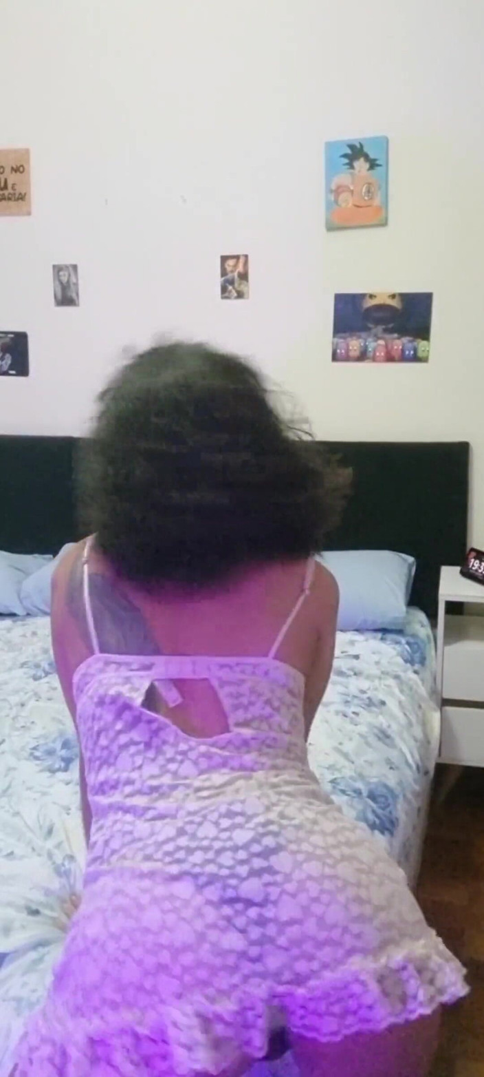 Espuleta: Sexy vdaná žena tančí v noční košili a tanga kalhotky natáčí...