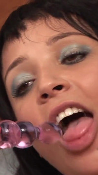 Ripresa dopo aver sparato la splendida modella si spoglia e si fa scopare nei buchi caldi e desiderosi
