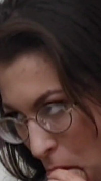 Brunetka w okularach zostaje wbita w retro hardcore jebanie