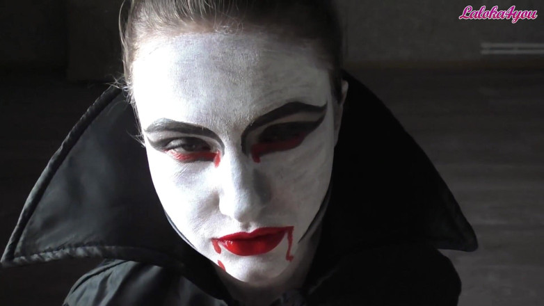 Laloka4you: Vampyrflicka passionerad suger stor kuk för att sperma i munnen
