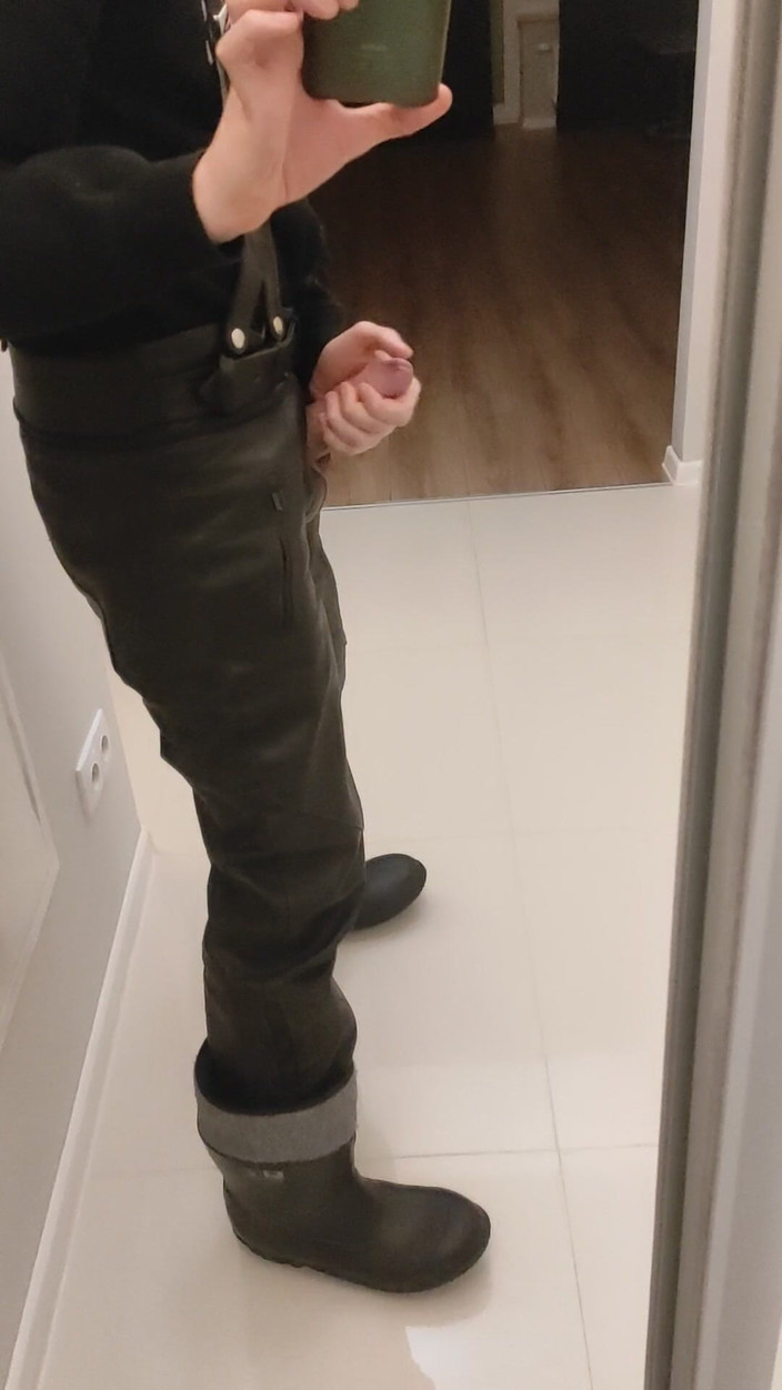 Gayfucker25: 게이 육군 남자 섹스. 나는 고무 부츠와 가죽 바지를 입고 있어