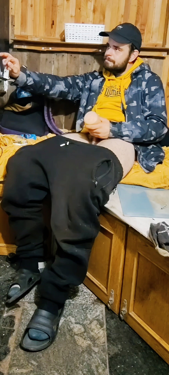 jerkofflover: Masturbácia a Výstrek V Žltej Bunde
