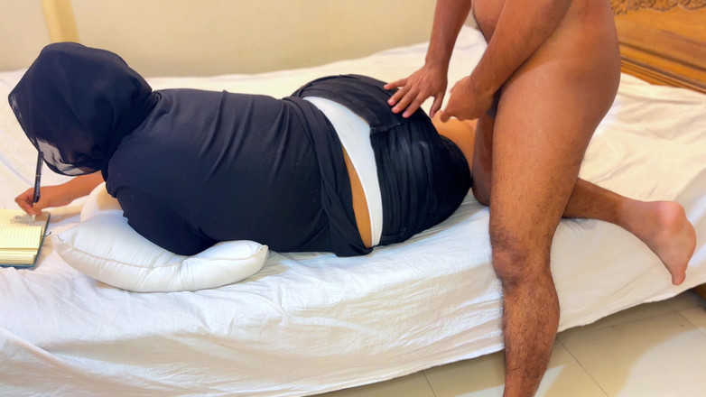 Aria Mia: 18 yaşındaki genç ateşli kızımın sikişerek seks ihtiyaçlarını karşılamasına yardım...