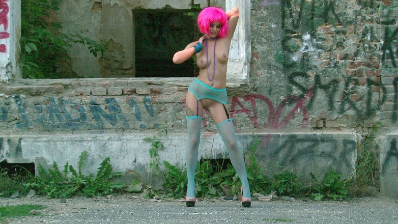 Public Entertainment: Sexy holka s barevnými vlasy zbožňuje škádlení svým sexy tělem