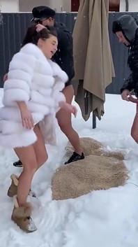 雪の中で妊婦を叩く男たちのグループ