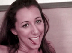 Alfacontent: Krásná brunetka teen roztáhne nohy a je ošukaná do kundičky