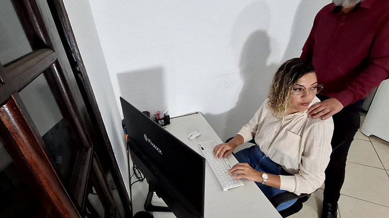 Gabi SweetCouplesStories: Утиски в перший день роботи.