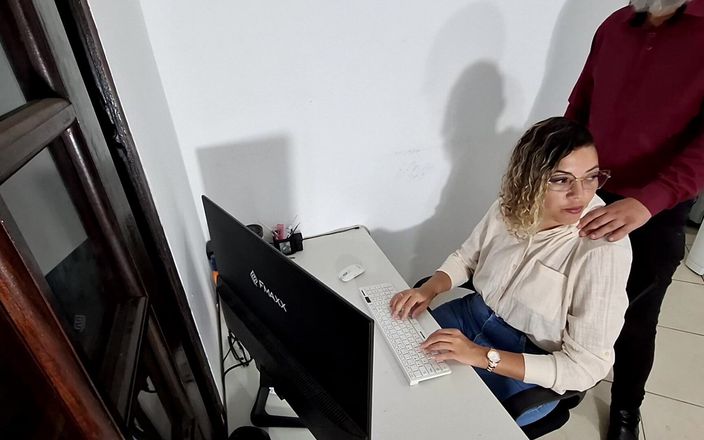 Gabi SweetCouplesStories: Quấy rối vào ngày làm việc đầu tiên.