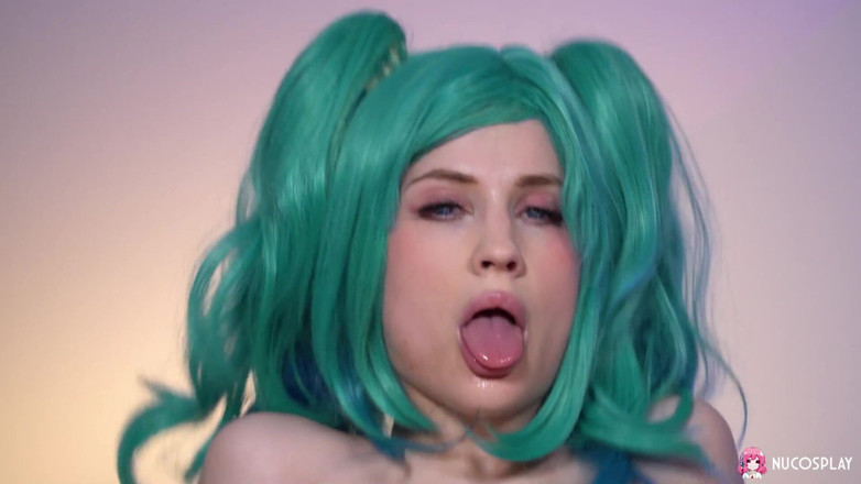 Nu Cosplay: Nikki Hill to zabawna dziwka hentai, która uwielbia duże zabawki