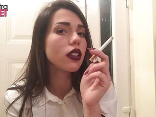 Smokin Fetish: Chica italiana super sexy provocando a todos con ella fumando