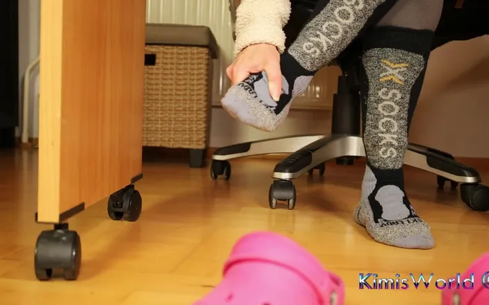 KimisWorld: Gray Leggings, Pink Clogs, Ski Socks &amp; Barefoot Under Desk