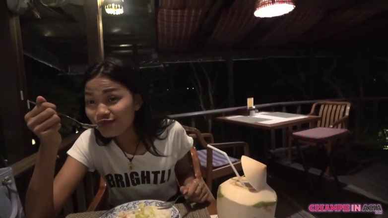 Creampie In Asia: Dia tidak bergerak untuk sementara waktu dengan creampie di dalam...