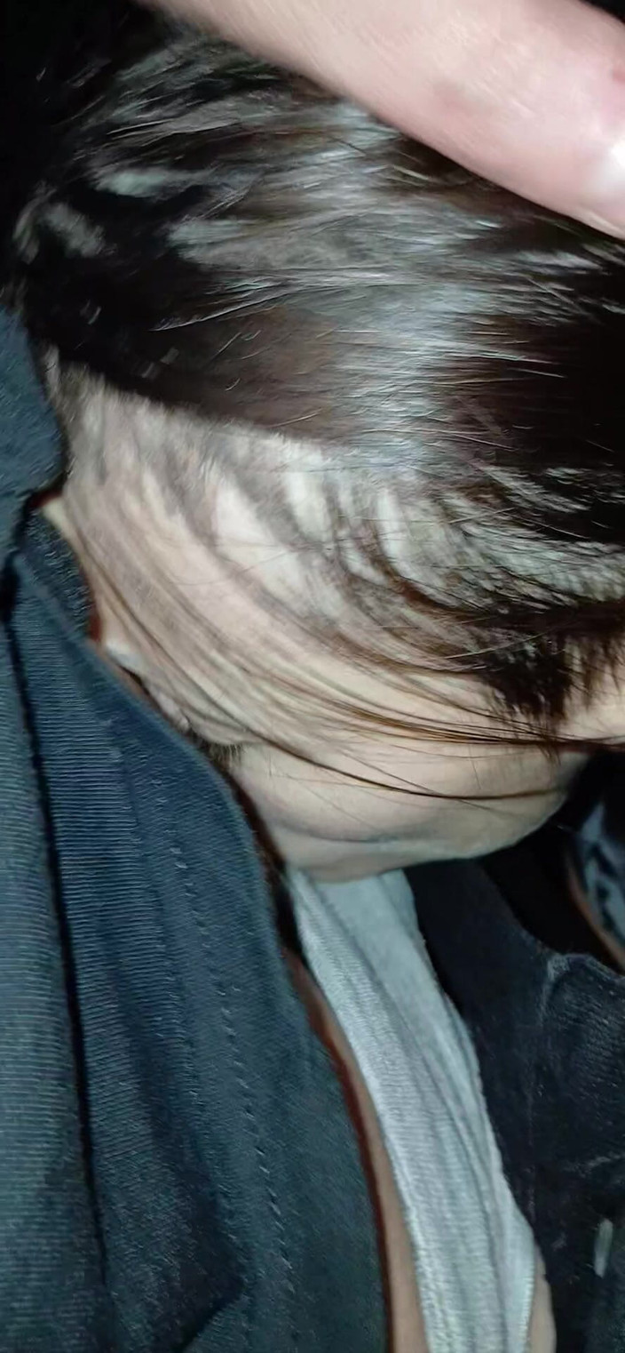 Lesbian-illusion: Elle m’a épinglé contre un arbre dans le parc et gourmandise...