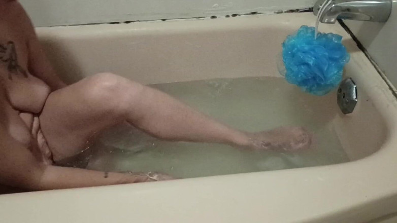JolisaXXX: सुनहरे बालों वाली पत्नी टब में शेविंग करती है