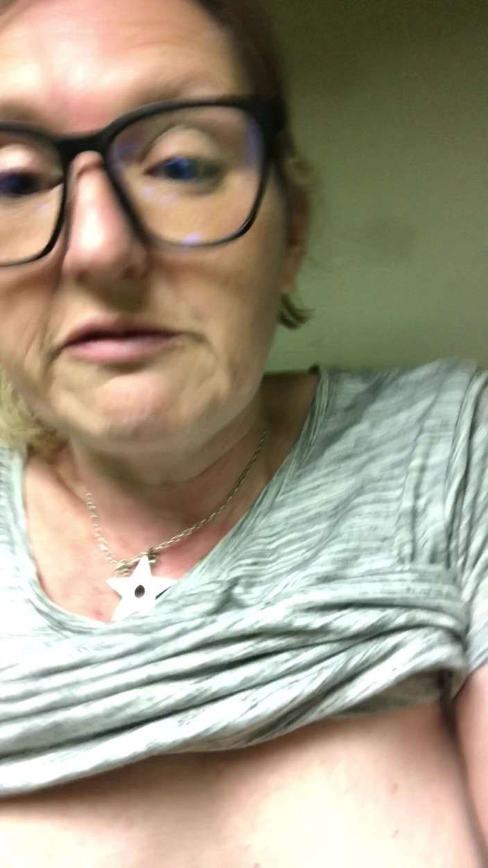 Pissing Paradise: 在飞机上、火车和汽车上撒尿 - 火车上的大便 n N.a其他巨大撒尿的故事