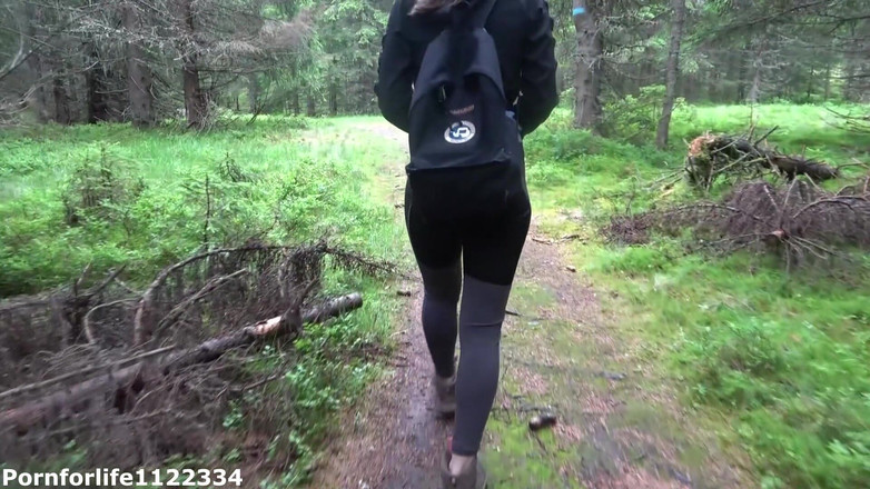 Pornforlife1122334: Avventure escursionismo scopa culo rotondo vicino all'albero con sborrata sul...