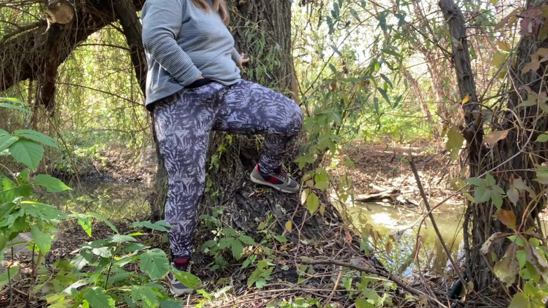 Elena: O mamă sexy excitată îmbrăcată în colanți se masturbează pe malul râului