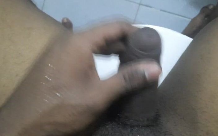 Wheyincognito: Pria hot ini lagi asik masturbasi di kamar mandi sambil...