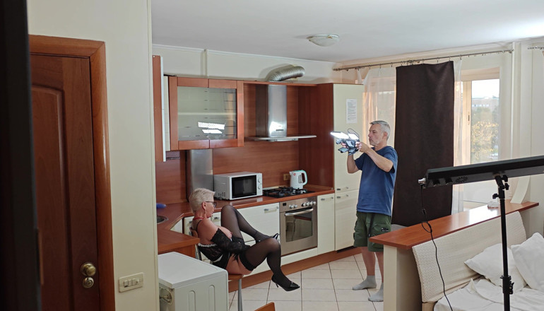 Heatwave Porn: Perwersyjny mąż filmuje swoją dojrzałą gorącą żonę w kuchni, aby mieć...