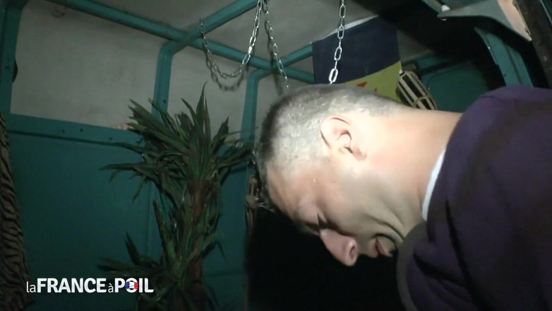 Girls Bang: Pelacur pirang berambut pirang bersetubuh untuk membayar di mobilnya