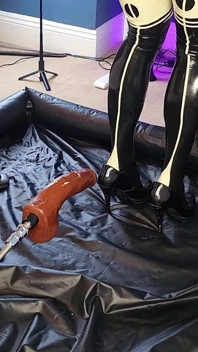 Látex empregada bondage hood cuspir assado