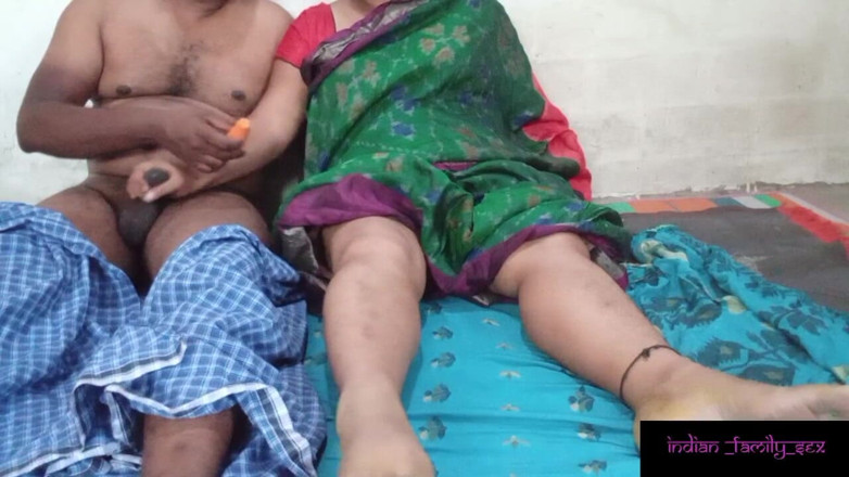 Indian IFS: Stiefmutter masturbiert mit karotte und wird von stiefsohn erwischt