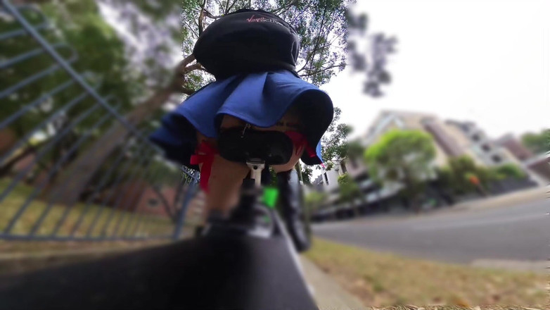 Asiansissypublic: Cavalgando em público com plug anal exposto e ligas vermelhas