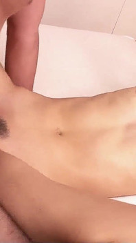 Velký japonský čůrák šuká nadrženou teenagerku do chlupaté kundičky