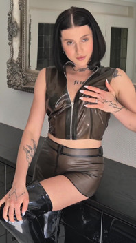 O que achou do meu look de látex? Ou será melhor eu tirar?