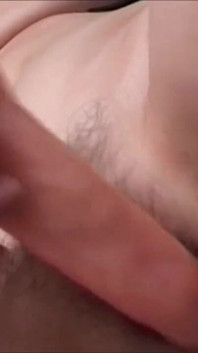Amatérský detailní gangbang a hraní si zadkem - 2 scény z 1