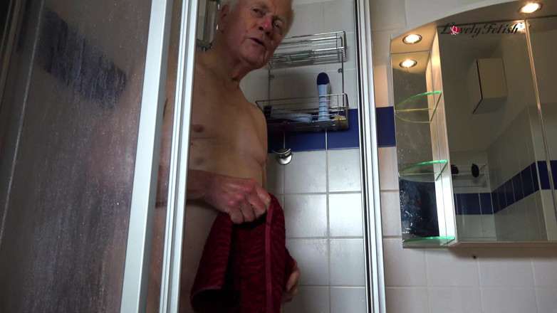 Lovely Male Fetish: Envoyé sous la douche et rasé