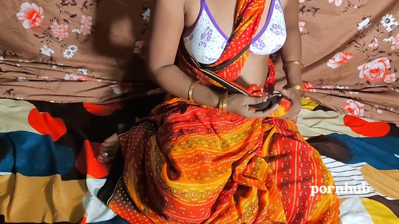Desi step mom: Adik ipar berpakaian dalam saree dan memukul bhabhi pantat penuhnya