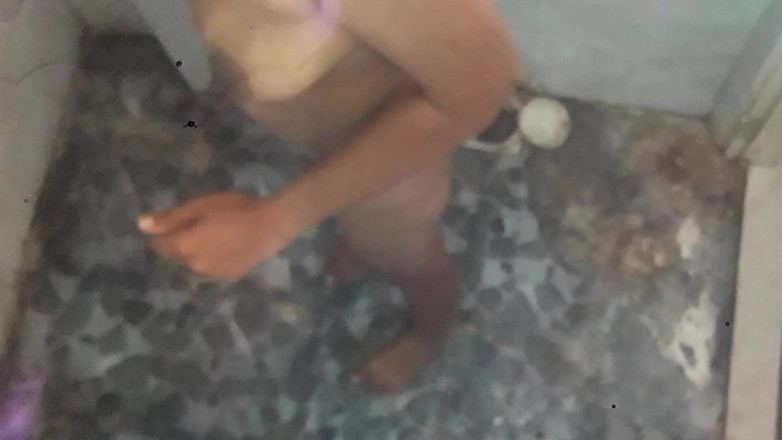 Tina Baby: おっぱいを吸いながら入浴するヌードカップル