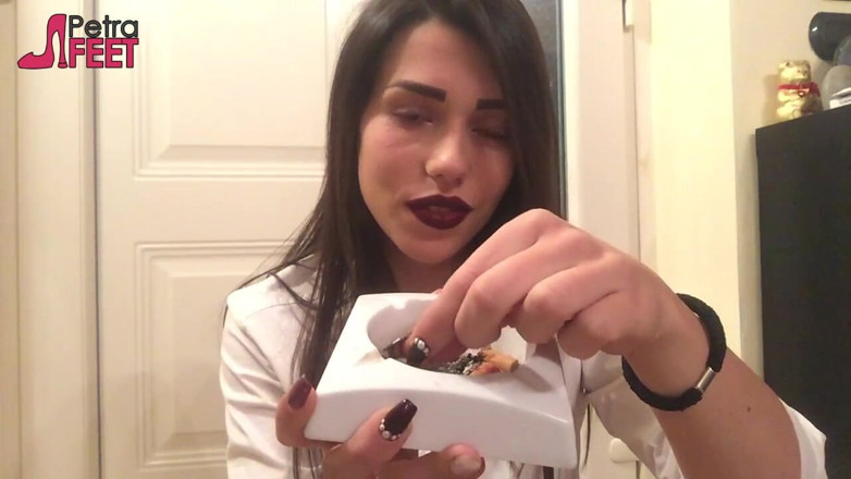 Smokin Fetish: Super sexy menina italiana provocando todo mundo com ela fumando