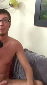Sky rodgers, eine freche freundin mit rasierter muschi, liebt es, mit warmem sperma gefüllt zu werden und gibt blowjobs