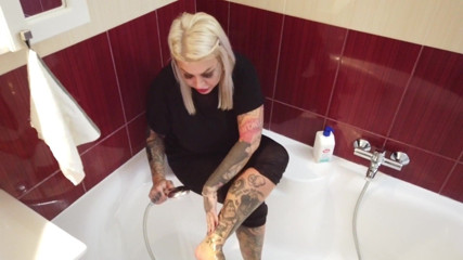 Fetish videos by Alex: Tatuerad blond milf tvättar fötterna