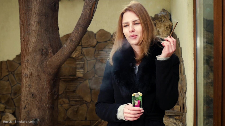 Russian Smokers: Anastasia đang hút thuốc lá 120mm bên ngoài