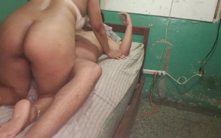 BigassMILF40: Pieska z dużym tyłkiem Desi Tamil prawie zaszła w ciążę