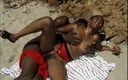 Vintage megastore: Chica negra peluda folla en la playa con una gran...