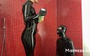 Mistress Ae: Combinaisons en latex, plaisir sous la douche - éclaboussures, brillance et jeu...